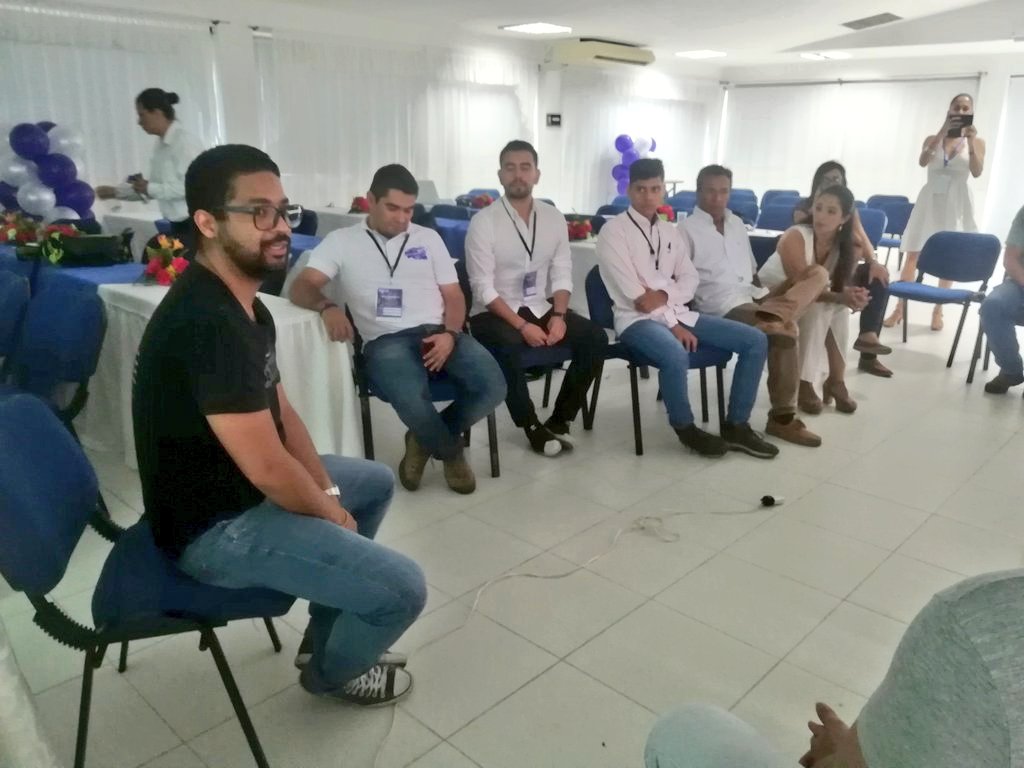 ParquesoftMet's tweet photo. A esta hora compartimos una charla amena con Rafael Socarras cofundador de @mensajerosurban una compañía #TeamStartUp en el #workshopsweekend #AppsCo https://t.co/Cyjq4hPN6m