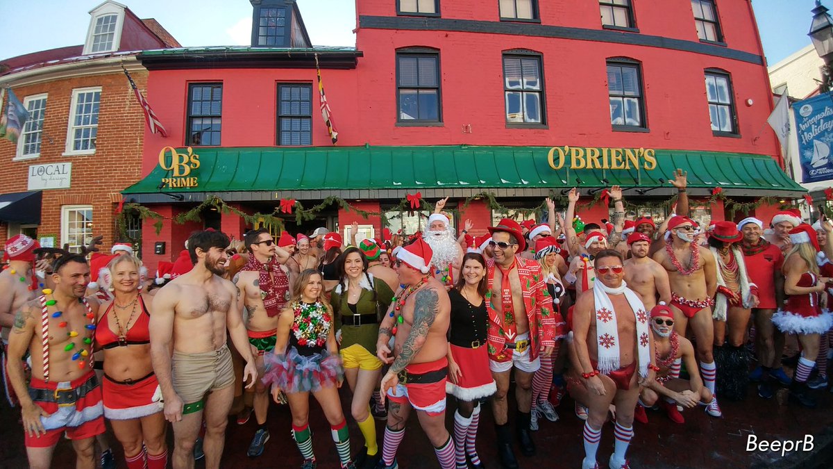 OBriensOyster's tweet photo. So many Speedos, so many Santas!!! 🎅🏃👙
Santa Speedo Run Annapolis ~ 2017
📷: @BeeprBuzz
#Annapolis #SantaSpeedoRunAnnapolis #ssr21401 https://t.co/6H8jqquxsD