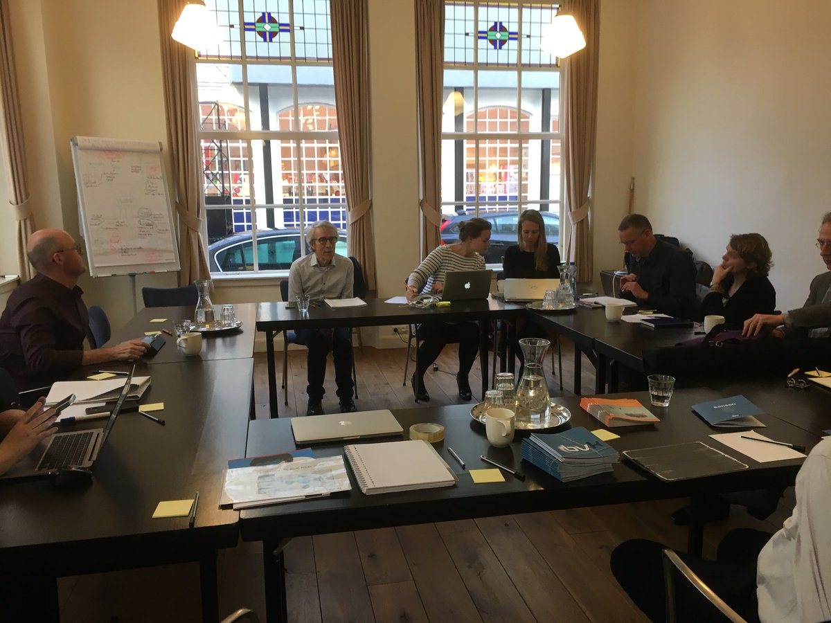 wijzijnSAM's tweet photo. Eerste sessie om partijen verder te verbinden in #vakmanschap! Op een goede samenwerking in 2018! 🥂 #debvk #professionaliseren #vakmanschap https://t.co/ViEVASoRcd
