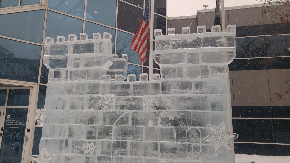 glenn_a_allen's tweet photo. #HolidaysintheCity #Syracuse @downtownSYR #Frozen themed ice sculptures at the #ChimesBuilding. This is pretty πget it?π
π Donuts, coffee, hot chocolate & π·tasting by @LakelandWinery. #Top5InCNY https://t.co/M9dQP2DI9o