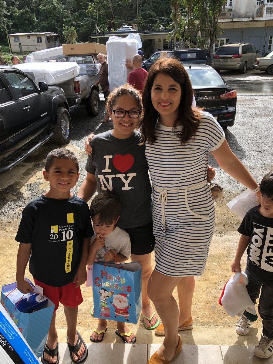 drcarlosmellado's tweet photo. En el sector Guajataca Quebradillas entregando 38 camas , juguetes y comida a este sector sumamente afectado por el huracán ! #PRselevarta 💪🏻🇵🇷 #camadeesperanza #bedofhope #hurricanemariarelief https://t.co/3eRzBRWwBm