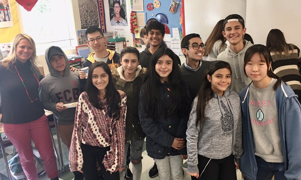 RHSGiants411's tweet photo. EL students and staff celebrating the end of the semester and the holidays! Together, we can do anything! https://t.co/DVriC9sgti