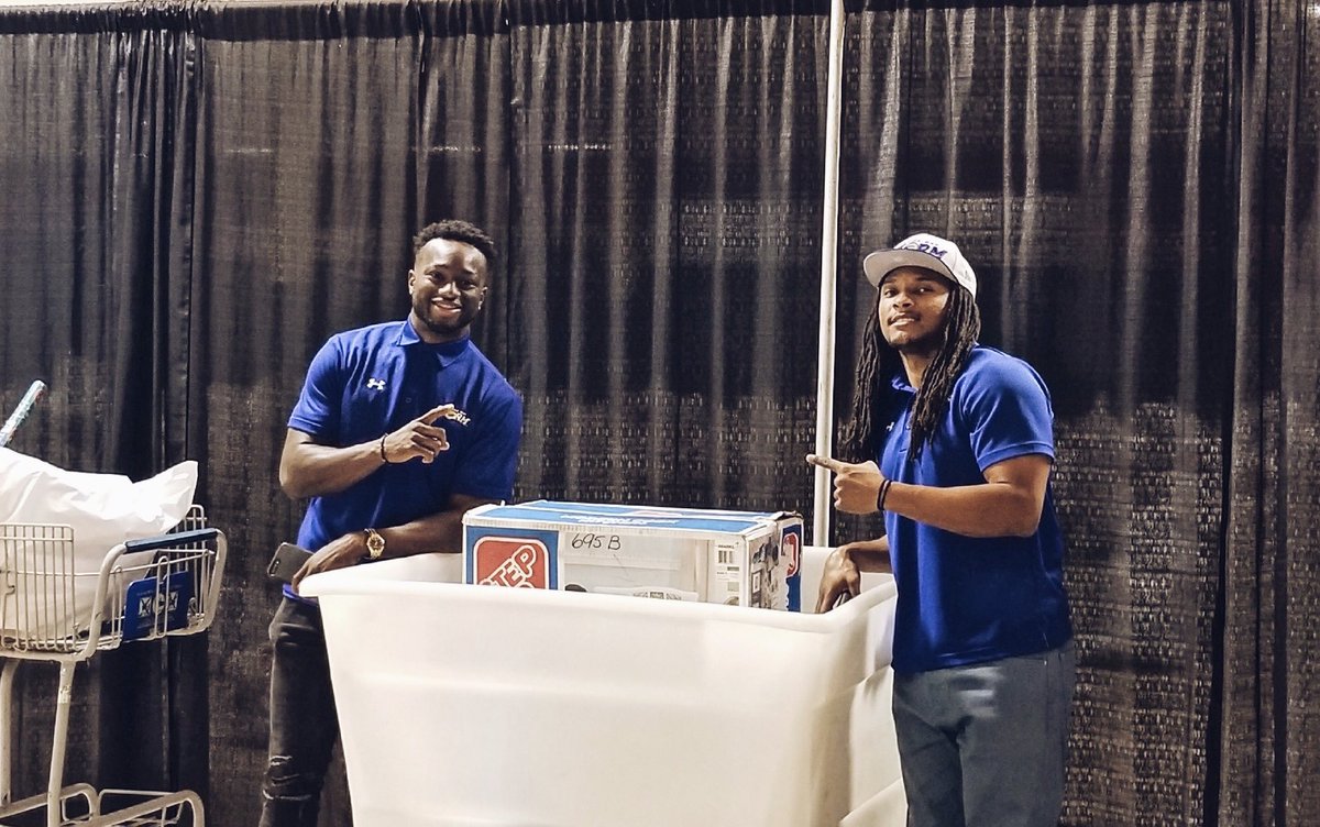 Another sighting of #StorminTheCommunity! Cortez Stubbs and Kendrick Ings helped donate some goods to families at the <a href="/SalArmyTampa/">SalArmyTampa</a>.