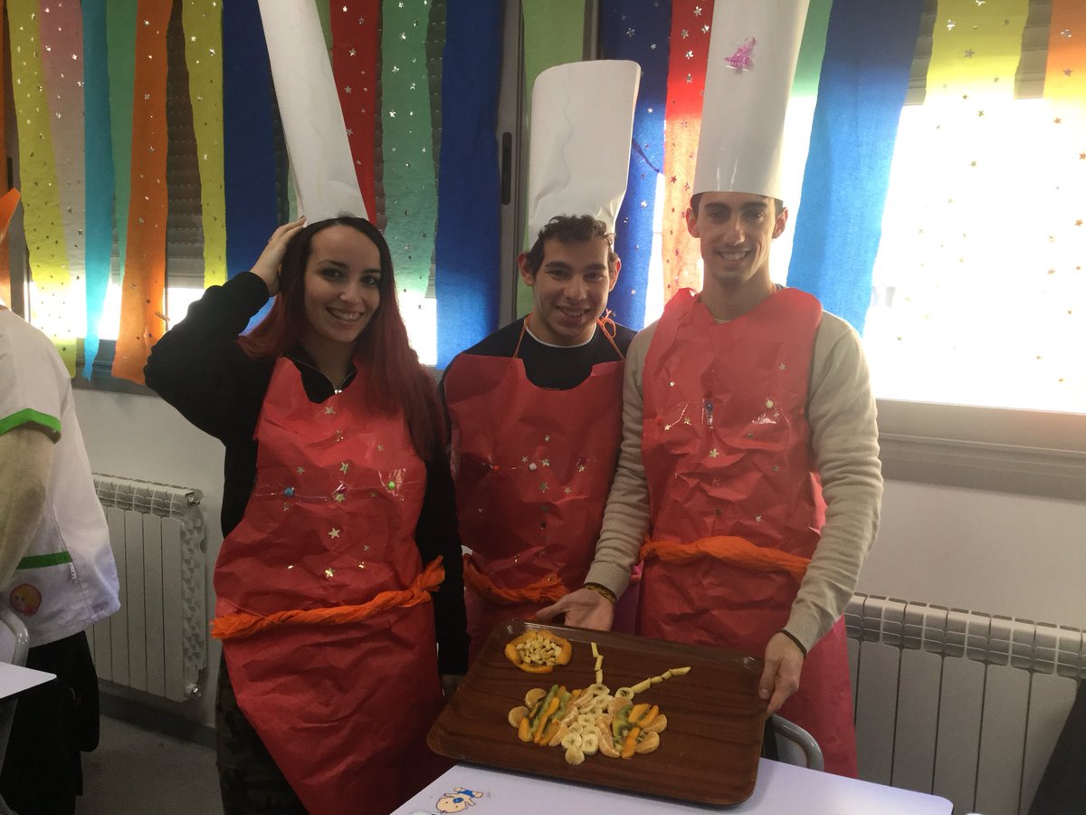 krolain09's tweet photo. Los alumnos tienen dificultades para comer la fruta, pues nos convertimos en cocineros y diseñamos platos divertidos!! #comomolafp #lospajaritosdeodette https://t.co/iKmPJaWec4