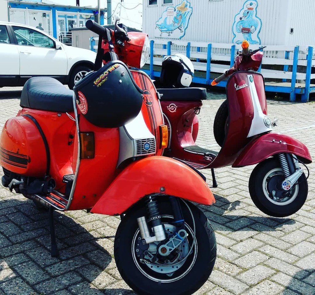 Vespa_WHV's tweet photo. Mal fix ein Fischbrötchen #hooksiel #wilhelmshaven #vespa #hamburg #schaltroller #altblechliebe #echtblech #scooter #blechroller #igerswilhelmshaven #anrollern #abrollern
#schlicktown #whv #meer #instagood #ig_shotz #igdayly#nordischbynature #nordse… https://t.co/qjlkqITko5 https://t.co/ohnqVeCcVG