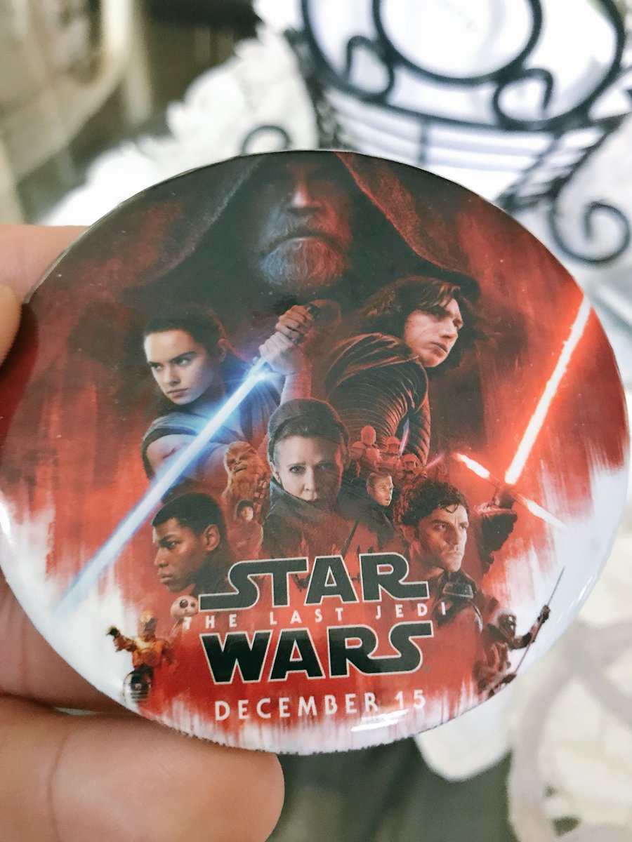 JustinnOneill's tweet photo. Caught First Showing on Thursday✅
Commemorative Pin-back Button ✅
#TheLastJedi https://t.co/B3PXTNTcmY