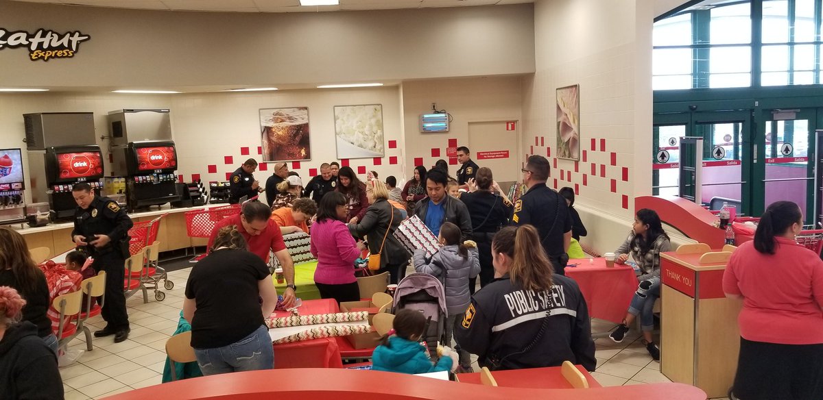 AdamRMendoza's tweet photo. Heroes &amp; Helpers Event in San Antonio!! Thank you to UTSA Police Department  and NISD Police Department  for their partnership on such a great event!! #Target #UTSA #UTSAPolice #HerosandHelpers #G392 #D327 🎅🎄 https://t.co/lt4Htq9QBM