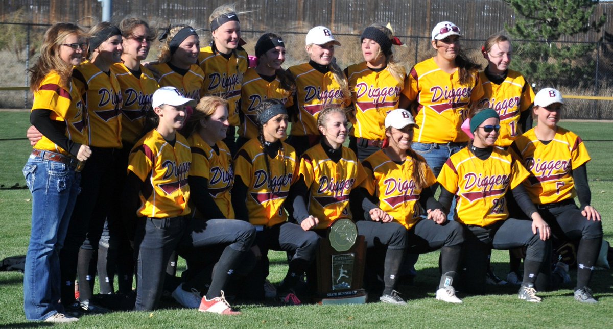 FMT_Sports's tweet photo. Before the girls varsity game between the Brush Beetdiggers and Fort Morgan Mustangs Saturday afternoon, Brush High School will unveil the 2017 state runner-up softball banner that will hang in the school #copreps https://t.co/WR2ckZcxWQ