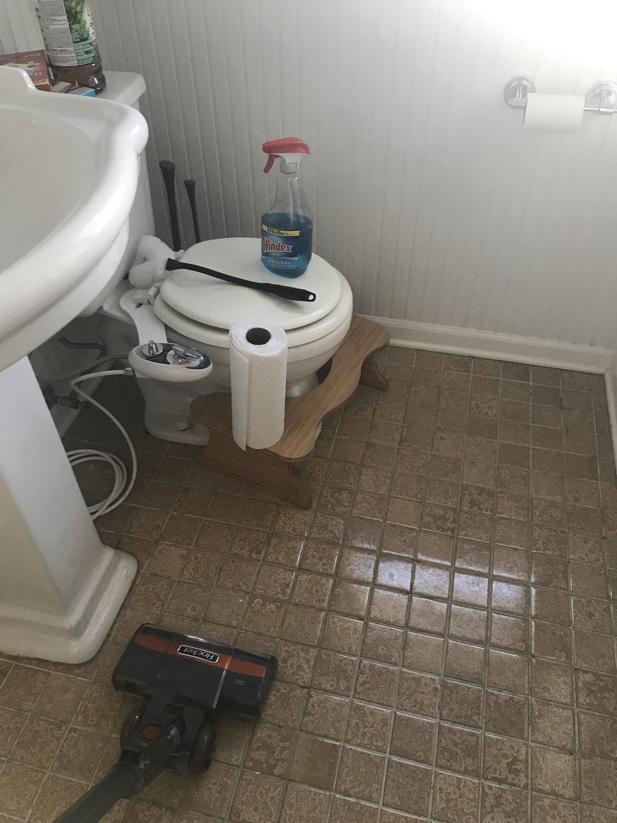 _Frecks__'s tweet image. Foot stool in front of the toilet new health wave #GetchuOne