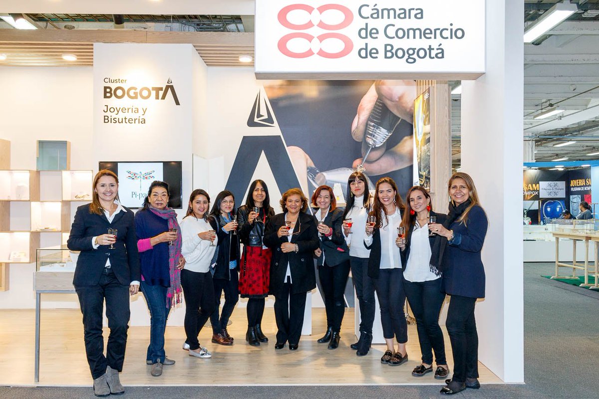 DianaM_Prada's tweet photo. Mil gracias a todas por siempre estar unidas por una gran causa!! Que gran lanzamiento de mi marca "SANKA"
Que gran dia #toohappysankadesign #mubricolombia #mubri #fashion #love #womenpower #goodvibes #clusterjoyeriabogota #davidjimenezphoto #dajimer https://t.co/2UAnJmwclj