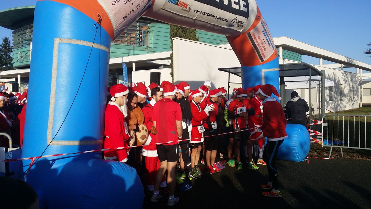Courses des pères  Noëls à Saint Benoît  1200 participants déguisés 
360 enfants dans la course des lutins 
Et aussi 130 litres de vin chaud