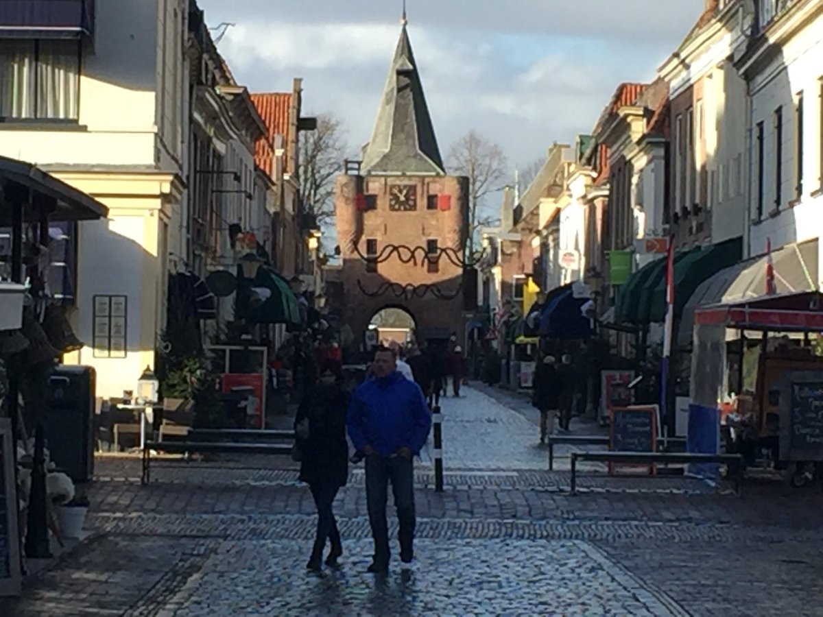 Kerstzegels van de <a href="/InclusiefGroep/">Inclusief Groep</a> kopen bij de <a href="/gemakshopelburg/">van_doorn@live.nl</a> en bij het eten van een broodje ‘warme beenham’ bij @RestDeHaas rustig plakken en natuurlijk direct op de bus#gezellige sfeer in onze vesting ..