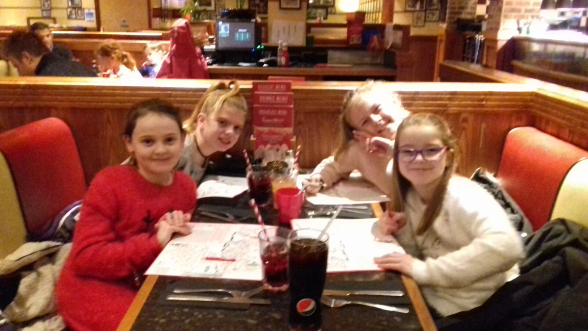 Izzy's birthday treat skating at the Blackburn ice rink. There really are some things I'm never meant to master. Still the food afterwards was good 😆🍔👍