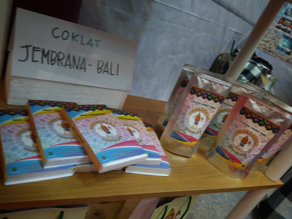 maskiit's tweet photo. Ternyata kakao ini bijinya lebih besar dari kakao lainnya, tahan penyakit, dan produktivitasnya tinggi buat petani di Bali. Aromanya sangat manis seperti madu. Semua produk sudah bersertifikat dari Amerika, Uni Eropa dan Belanda. #PDIPerjuangan #rakyatstrong #ceritakerakyatan https://t.co/kJb4TlpX5O
