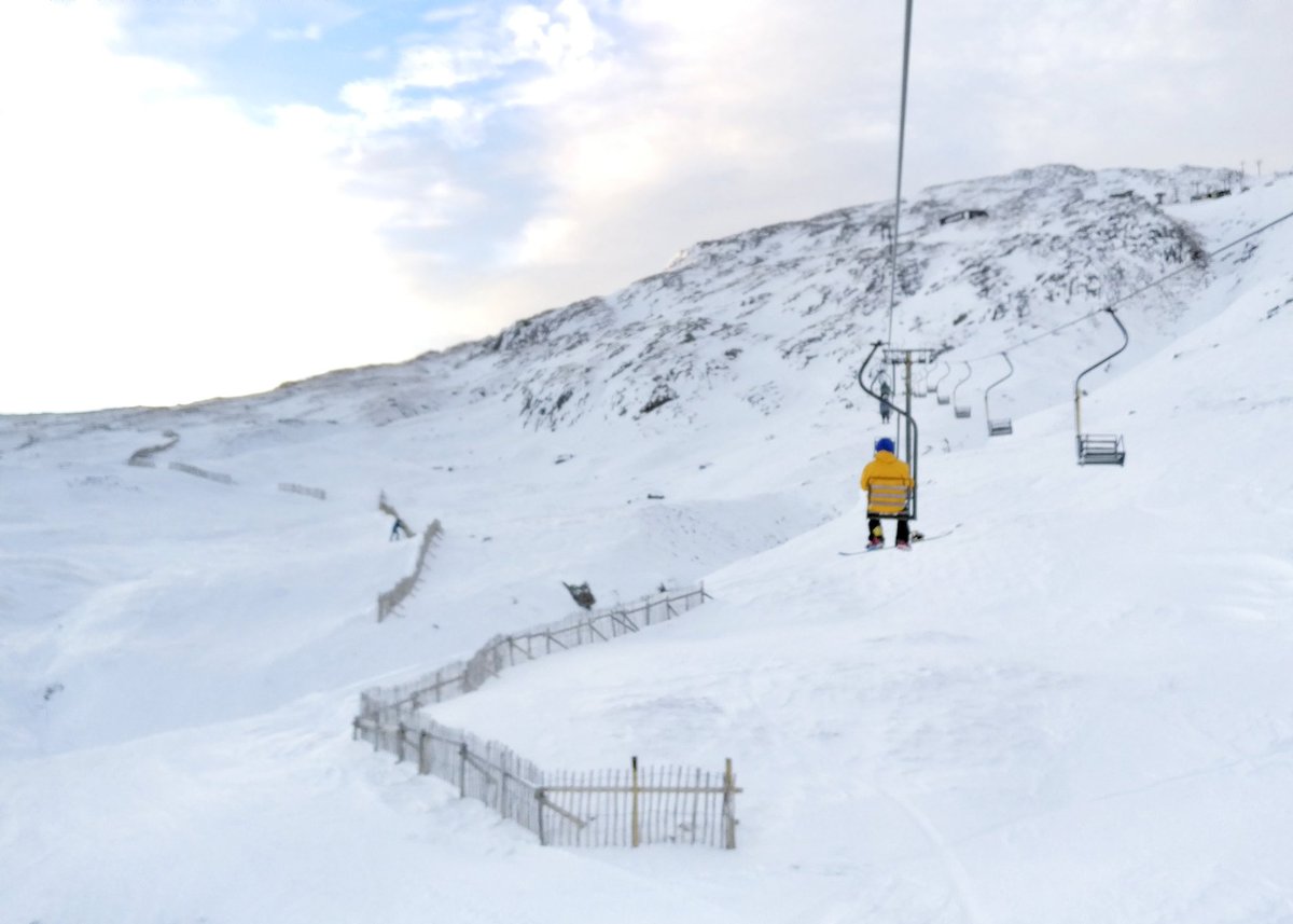 StevieMcKPhoto's tweet photo. Saturdays are for the Boys! #UKShred #SkiScotland #Glencoe #WLGram #Snowboarding #Chairlift #VisitScotland https://t.co/QkBpS0fMAg