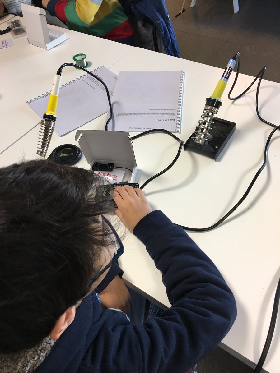 isimongilbert's tweet photo. Aidons le #PereNoel : on crée ses propres consoles de jeu avec @Papamaker_Fr et #KitCo au #NoelCubik de @lecubetwit https://t.co/i9j6XeHVO7