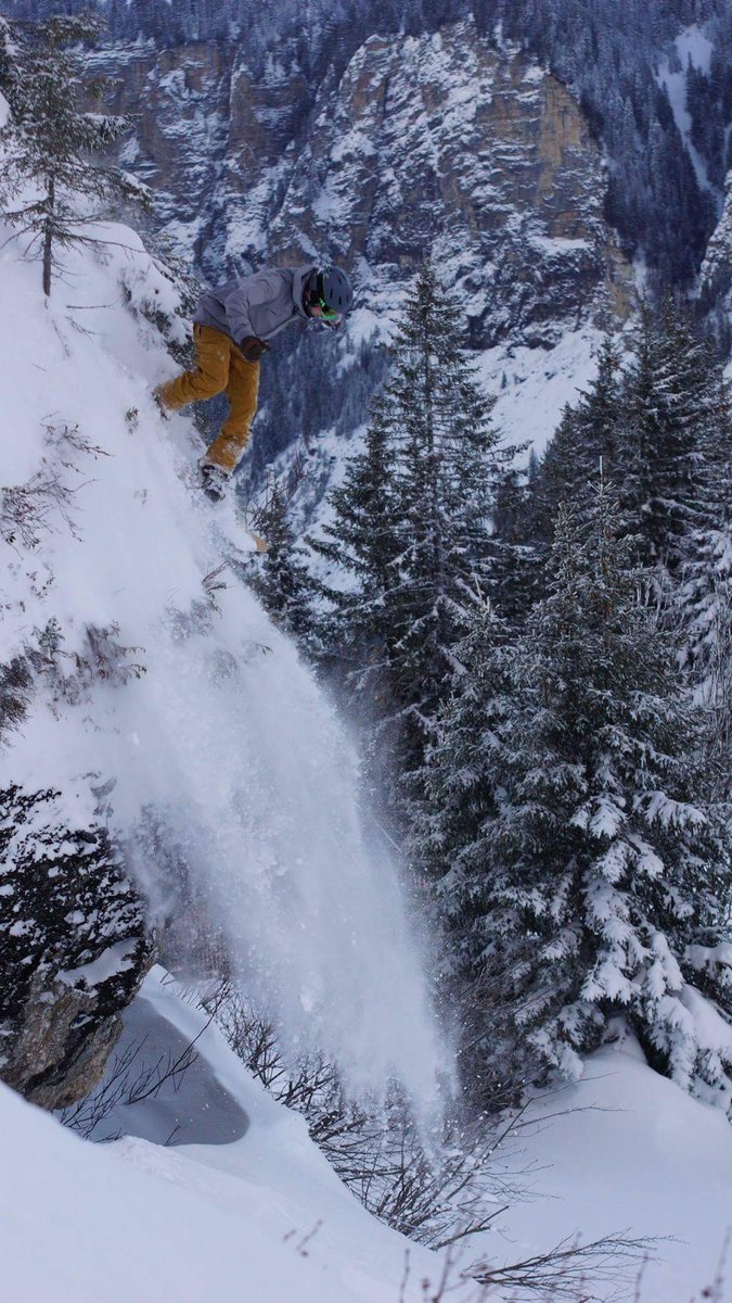 Pifpeufcrew's tweet photo. Avec Borealis snowboards à Avoriaz, pow day! https://t.co/d1MGad4mvN