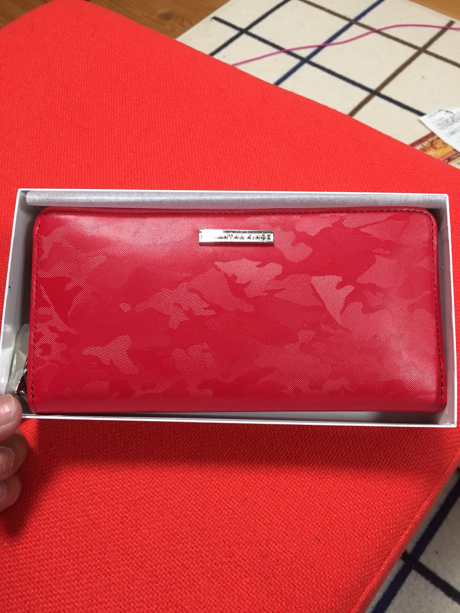 Next Vs 旅に出るため中断 マーサ サマンサキングズの赤い財布 レッズっぽい そんなカモフラレッド 風水的に赤はパワーが強すぎるらしいからギャンブル控えめに T Co Hugefux2wx Twitter