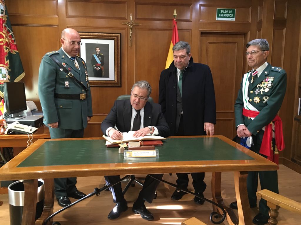 zoidoJI's tweet photo. Gracias a los profesores de la Academia de la @guardiacivil de Baeza por formar con profesionalidad y dedicación a las nuevas promociones. Así se lo he transmitido al director general, José Manuel Holgado, los generales Alvaredo y Contreras y el coronel Jiménez. https://t.co/WmgnDlcJle
