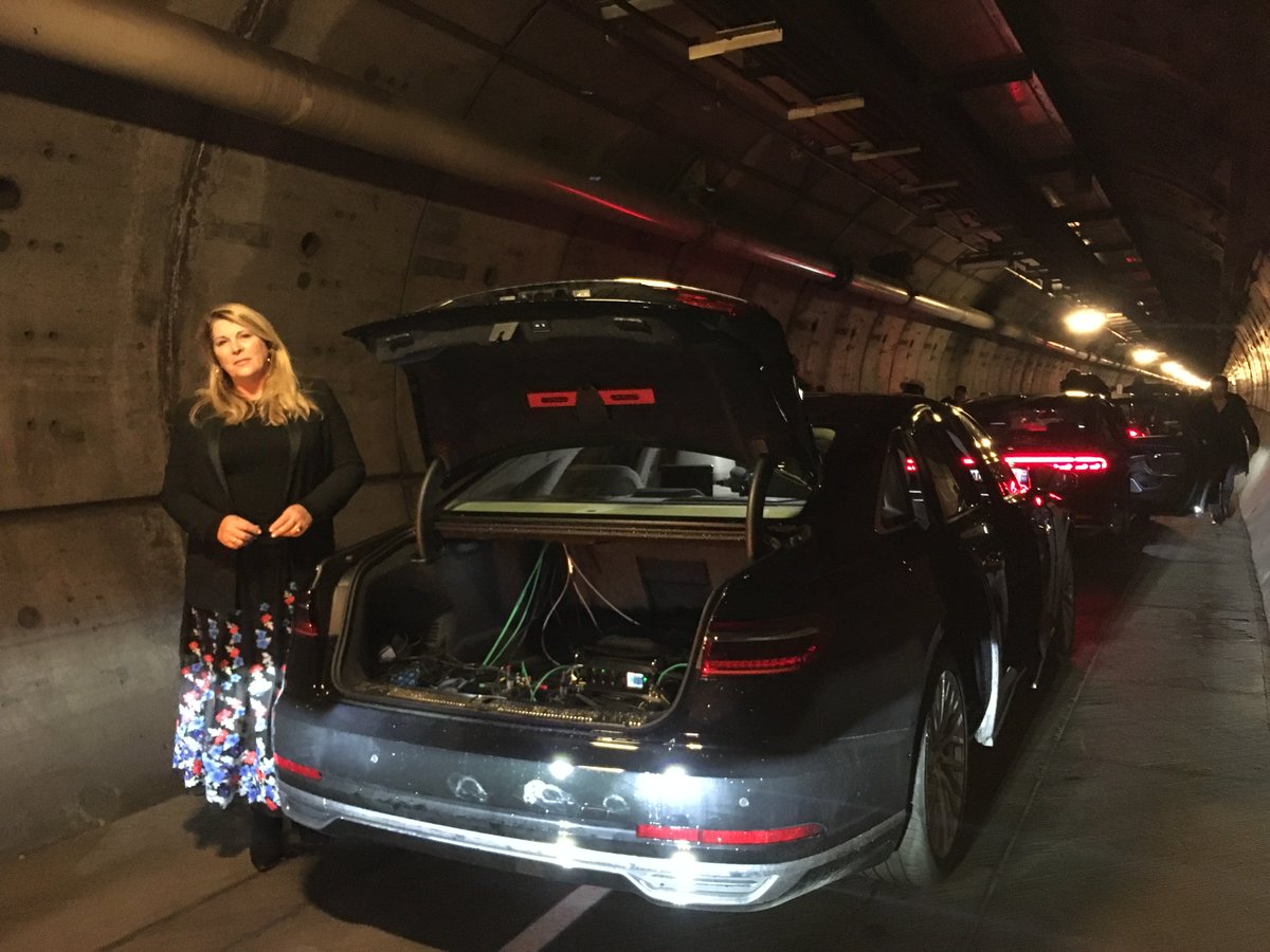 lau_devil's tweet photo. Aventure sous la mer en Audi A8 #IA #smartcity #Voitureautonome #EthiqueIA @lau_devil #FemmesIA https://t.co/nSpjkXoeK7