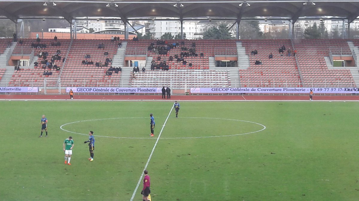 parisienspo_idf's tweet photo. Le kop des supporters de @uscl_football est vide pour le derby contre @RedStarFC car le groupe des #UrbanDevils n'a pas pu rentrer son tifo pour ses 15 ans selon @uscreteil1936 #National #USCLRED https://t.co/j0U1R5prMl