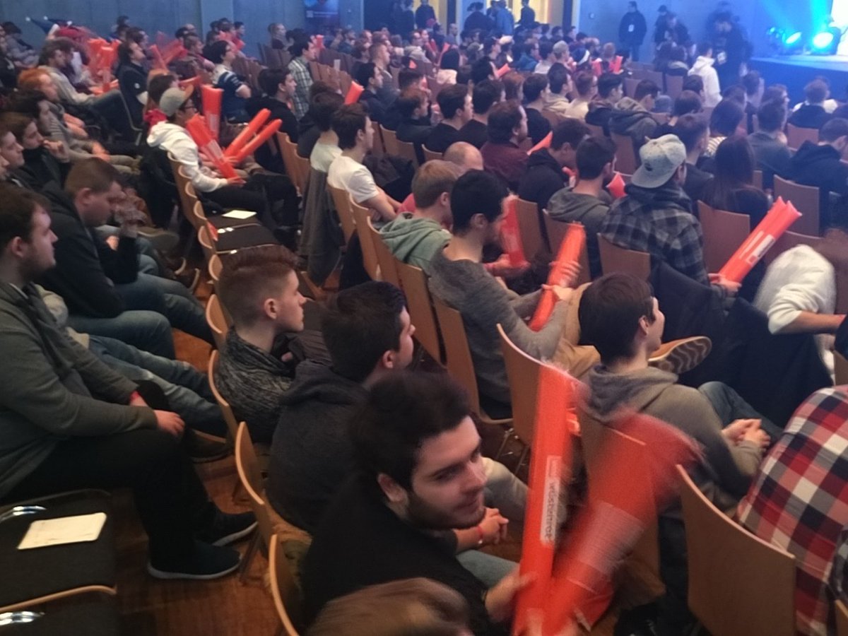 eSportManiaDE's tweet photo. Weltklasse Stimmung in Stuttgart auf der #ESLMeisterschaft! Map 1 im zweiten Halbfinale ist live! #csgo #eSports #esmfm https://t.co/HGzhvh8ZMd