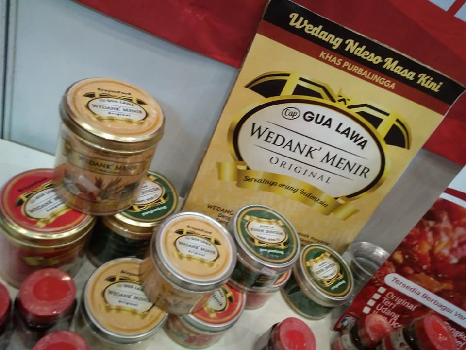 maskiit's tweet photo. Pas liat produk ini, gue pikir ini produksi Nyonya Meneer. Sejak kapan Nyonya Meneer bikin sambel. 🤣🤣

Ternyata ini Wedank Menir dan sambal udang "Knalpot" khas Purbalingga. #PDIPerjuangan #RakyatStrong #CeritaKerakyatan https://t.co/D3LOuj0hRY