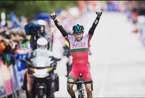 GeraintThomas86's tweet photo. Day 8 of #Gs12daysofthrowback Easy๐Like, share and comment the year for your chance to win a signed jersey #12daysofchristmas #cyclingphotos https://t.co/6emCcF9IOC