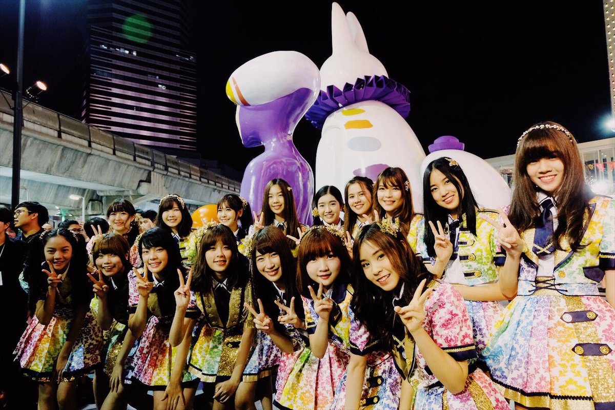 BNK48 แวะมาเติมความสดใสใน MBK Center : The Amazing Carnival เพราะท่านเซอร์มาครับ และลอร์ดมาจ้ะ อีกทั้งน้องมังคุดนั้นได้ ...แอบมองเธออยู่นะจ๊ะ เธอไม่รู้บ้างเลย แอบส่งใจให้นิดๆ ดูเธอช่างเฉยเมย.... 💖 😊 #mbkcenter #mamablues #theamazingcarnival #lolaytoon #bnk48