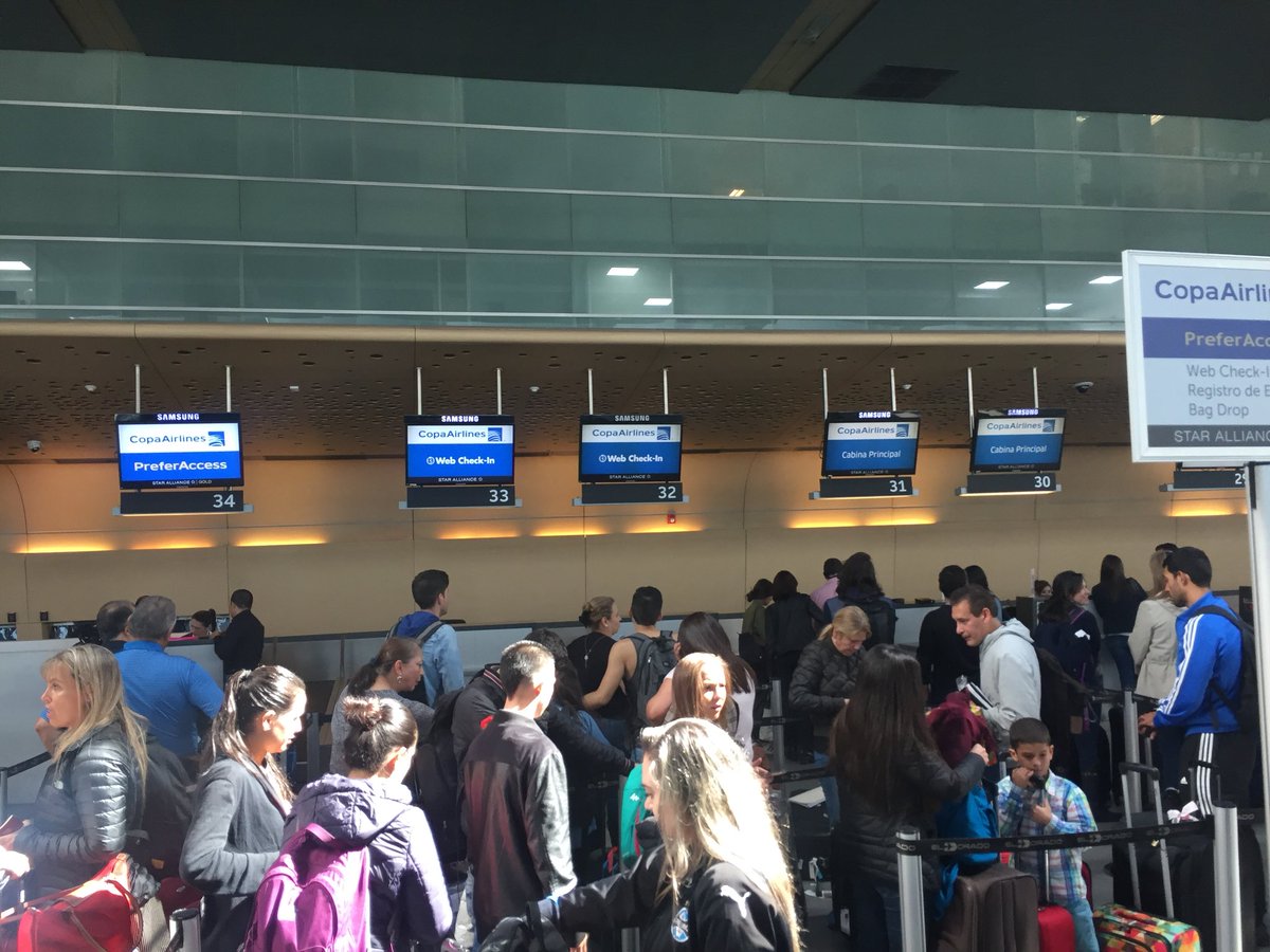 linavlezbe's tweet photo. @CopaAirlines llegan sus pasajeros a tiempo pero no tienen personal atendiendo? Solo dos personas? MALA EXPERIENCIA https://t.co/y4b0WVuGnD