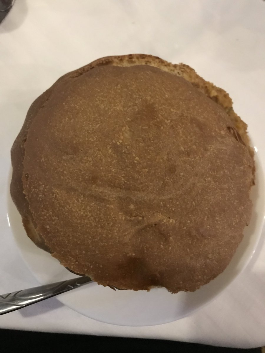 LAURAZAPATAM's tweet photo. A punto de comerme una sopa de frijoles Rumana en pan 😋😋😋 https://t.co/grutW1Kjf1