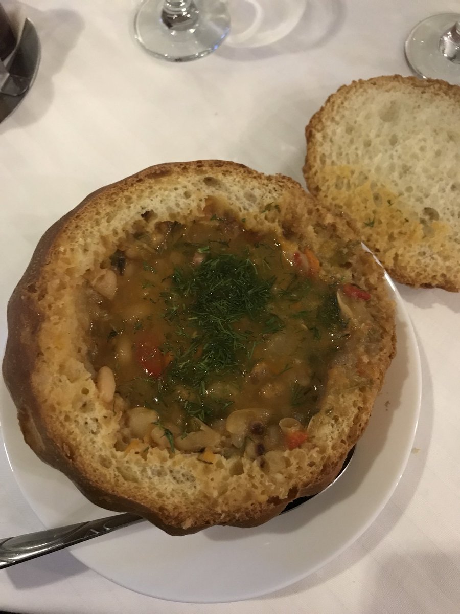 LAURAZAPATAM's tweet photo. A punto de comerme una sopa de frijoles Rumana en pan 😋😋😋 https://t.co/grutW1Kjf1