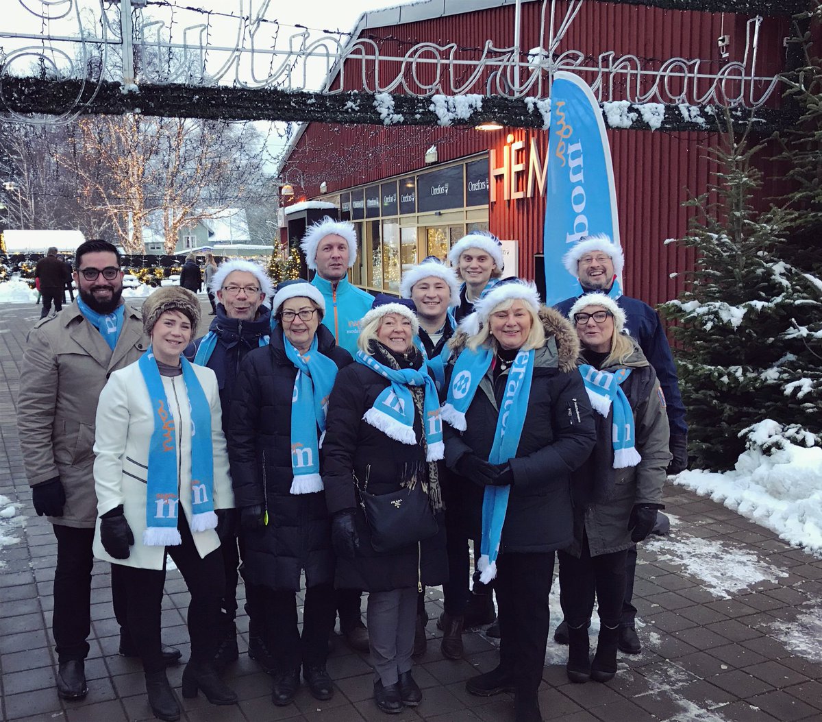 MKronoberg's tweet photo. Lessebomoderaterna bjöd på en fin kampanjdag där många var med och spred glädje!
Politiker från Lessebo, region, Riksdagen och MUF pratade politik & delade ut godis till de förbipasserande. God Jul Lessebo kommun, en hoppfull framtid har vi tillsammans! #Kronoberg #Lessebo https://t.co/iERFe5k9aR