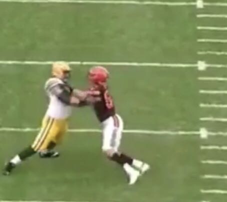 The_Green_Gold's tweet photo. Here’s the still frame where you can see Spriggs struggling to handle the bull rush. As a tackle this is not how you want to live. Spriggs is battling but he’s making this too hard. #Packers #StrengthAndConditioningProgram #Offseason https://t.co/qZ3tWEKhG4