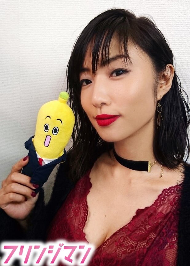 tx_fringeman's tweet photo. #フリンジマン　第11話
放送まで、あと1時間をきりましたー

桐野夏美役の #MEGUMI さん💓
ナナナと一緒にセクシーショットいただきました❤️

そして、今夜もゲストのセクシーシーン💓が満載❗️お楽しみに😚

#板尾創路
#大東駿介
#淵上泰史
#森田甘路
#東幹久

ゲスト #板野友美 https://t.co/nUqbJ97iEM