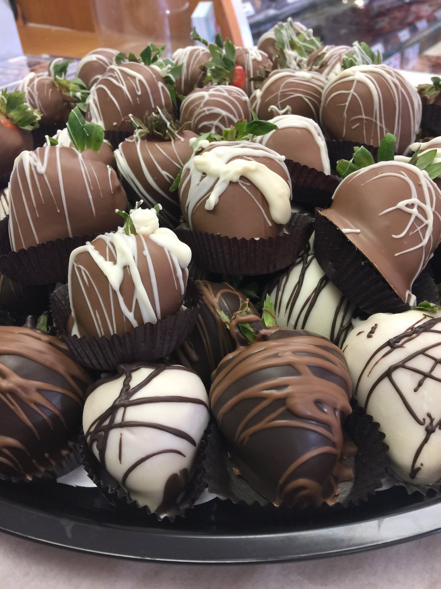 Cottontop1968's tweet photo. Open today 12-8pm. 702 10th Ave , Belmar. #Cupcakes #Cakes #Chocolate #Cannolis #Cookies #Saltwatertaffy #Holidaystockingstuffers #Holidaygifts  #Giftcertificates #Springlake #Belmar #Belmarnightlife #Wall #Avon #Asburypark #Neptune #Freehold #Coltsneck #Howell https://t.co/uLoaqsiHQF