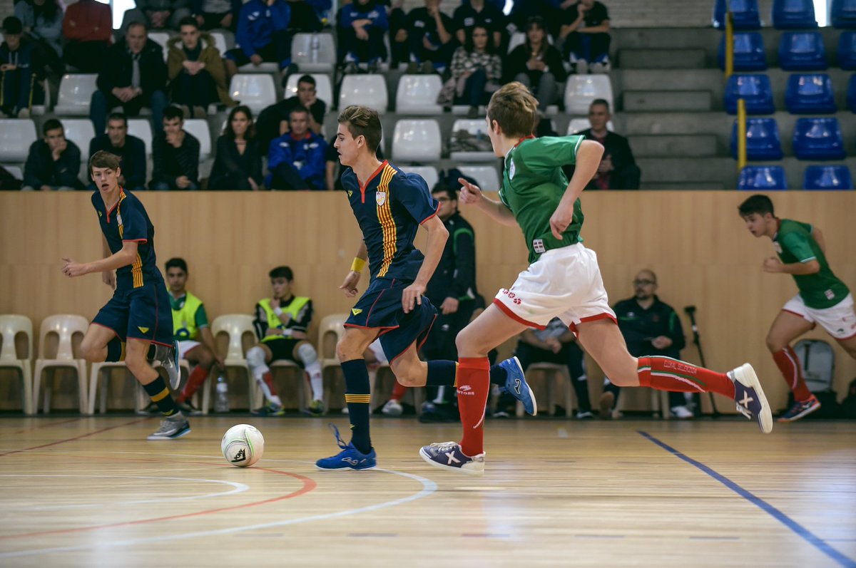 FCF_CAT's tweet photo. Una gran Catalunya tomba amb contundència el País Basc https://t.co/z63XP7bONj #sub16mascFS #futsal #SeleccionsCATFS https://t.co/WZcagBvv8E