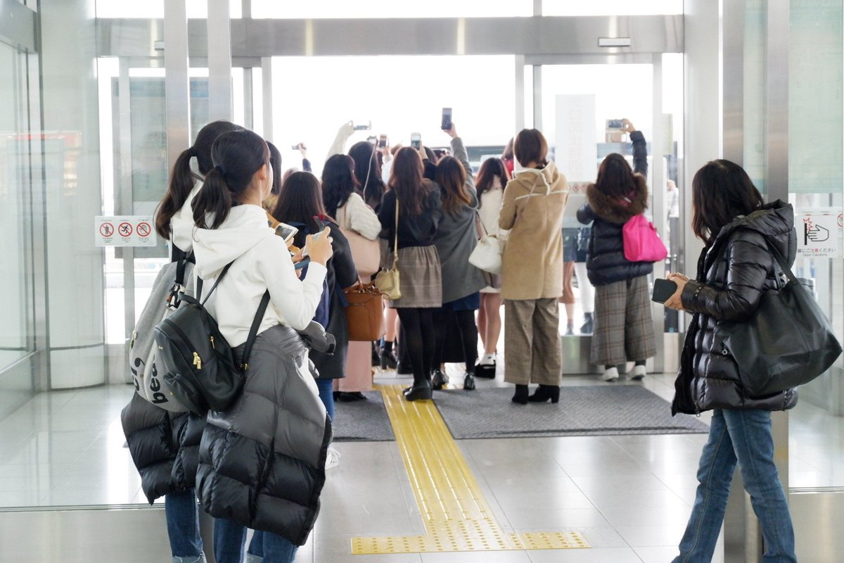 ys8sh_j's tweet photo. こうやって出入口塞いでるから
わたしたちの後ろにいた空港の方が
"あーあ‥ あれじゃ
一般の人入れないよどうしよう"
っておっしゃってて
彼ら中入ったらあの戦場

空港の方も一般の方も
みんな怒ってた‥

この後一般の方に誰か聞かれたの
こうやって良くないイメージ
出来ちゃうんだなって思った‥ https://t.co/XfldBUkIXp