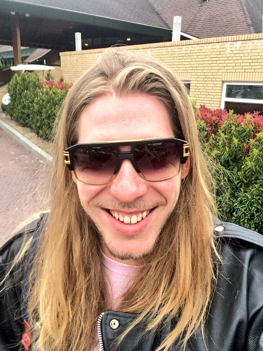 Geile beren, vanavond <a href="/dejeugd/">JeugdVanTegenwoordig</a> in m’n radioshowtje. Luister maar. Wordt luek. Oja hier had ik Willie’s bril op. #pimp #franksfeestje #3fm #yes