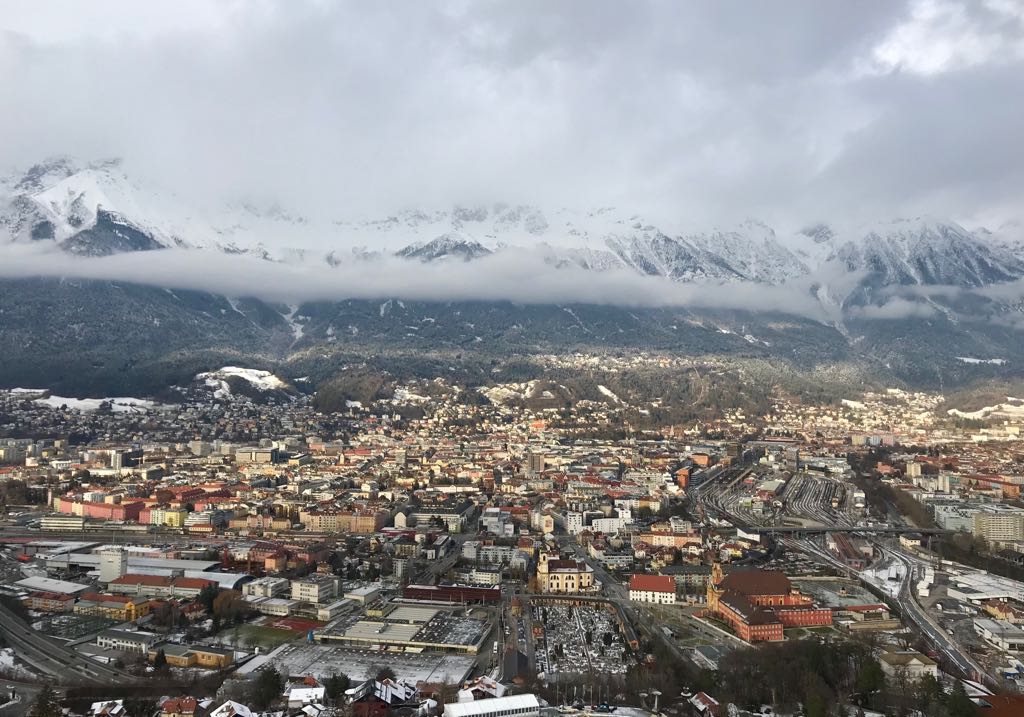 Bijzonderplekje's tweet photo. Leuke tip voor een stedentrip: combineer stad met een dag skiën! In #Innsbruck kan het! Kerstmarkten? ✅ Hippe shops? ✅ Fijne restaurants? ✅ Skiën? Op een kwartiertje afstand! https://t.co/OPZ2BnnAGs