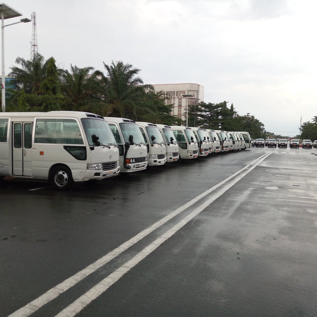 COMESA20th's tweet photo. #20thComesaSummit the team is now visiting different cars like #PresidentialCars,  #MinistersCars,  #DelegatesCars to be used during the summit. The @comesa_lusaka is satisfied by the capacity shown by the host country : #Burundi https://t.co/DflD3obBpc