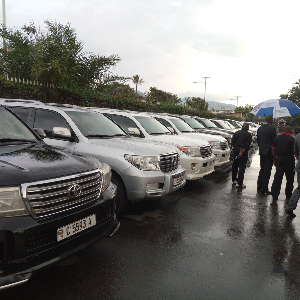 COMESA20th's tweet photo. #20thComesaSummit the team is now visiting different cars like #PresidentialCars,  #MinistersCars,  #DelegatesCars to be used during the summit. The @comesa_lusaka is satisfied by the capacity shown by the host country : #Burundi https://t.co/DflD3obBpc