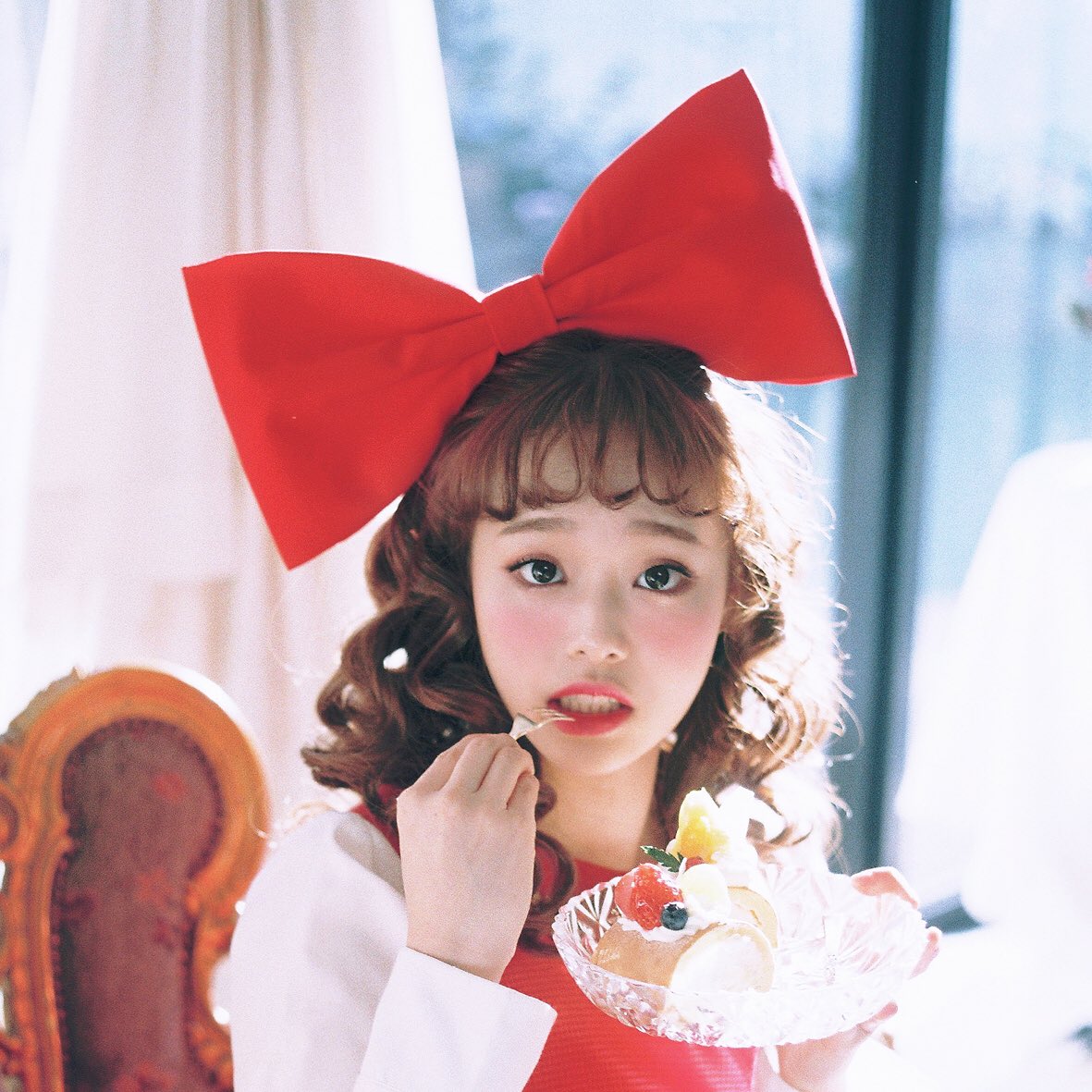 CHUUing_TH's tweet photo. :PIC / LOONA's 1Oth Member #CHUU Teaser 🍰🍓✨
"ว่าแต่ ของหวานพวกนี้
ขอเป็นแอปเปิลของอีฟออนนี่แทนนะคะ!"
#LOONA #이달의소녀 #츄 #김지우 https://t.co/Tx9jrDVVI1