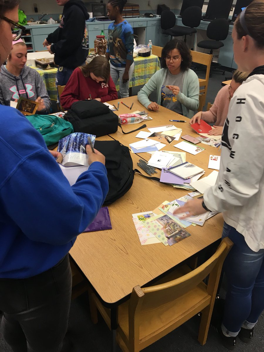 GreyhoundsGive_'s tweet photo. Hoping to spread some holiday cheer with the cards we wrote during our Holiday Party! Such a fun time! Good luck to everyone on finals next week! https://t.co/aEOI7987R8