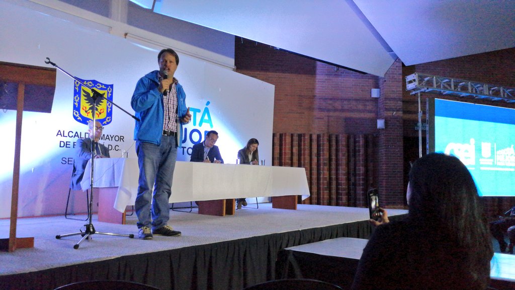 DesarrolloBta's tweet photo. Con las personas que participan y se capacitan en el Centro de Servicio Empresarial e Innovación #CSEI lograremos impulsar la #EconomíaNaranja en nuestra ciudad 👊 https://t.co/Vc5ocH5DST