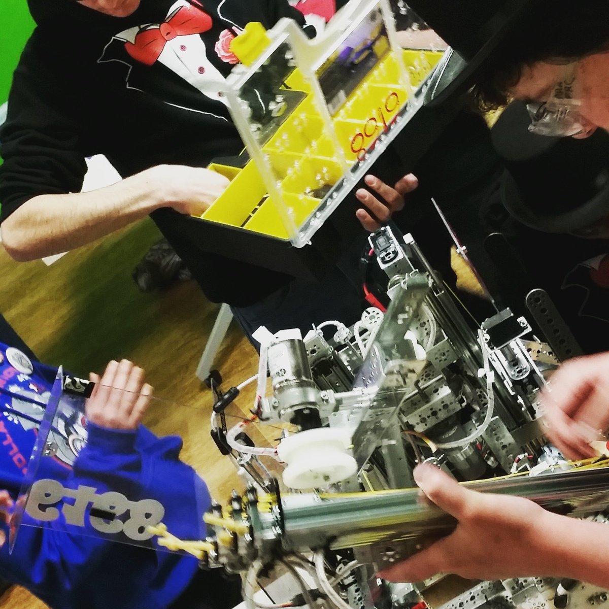 FTC_team6168's tweet photo. The robot was together when we got here... plot twist! https://t.co/pmhTpblaYt