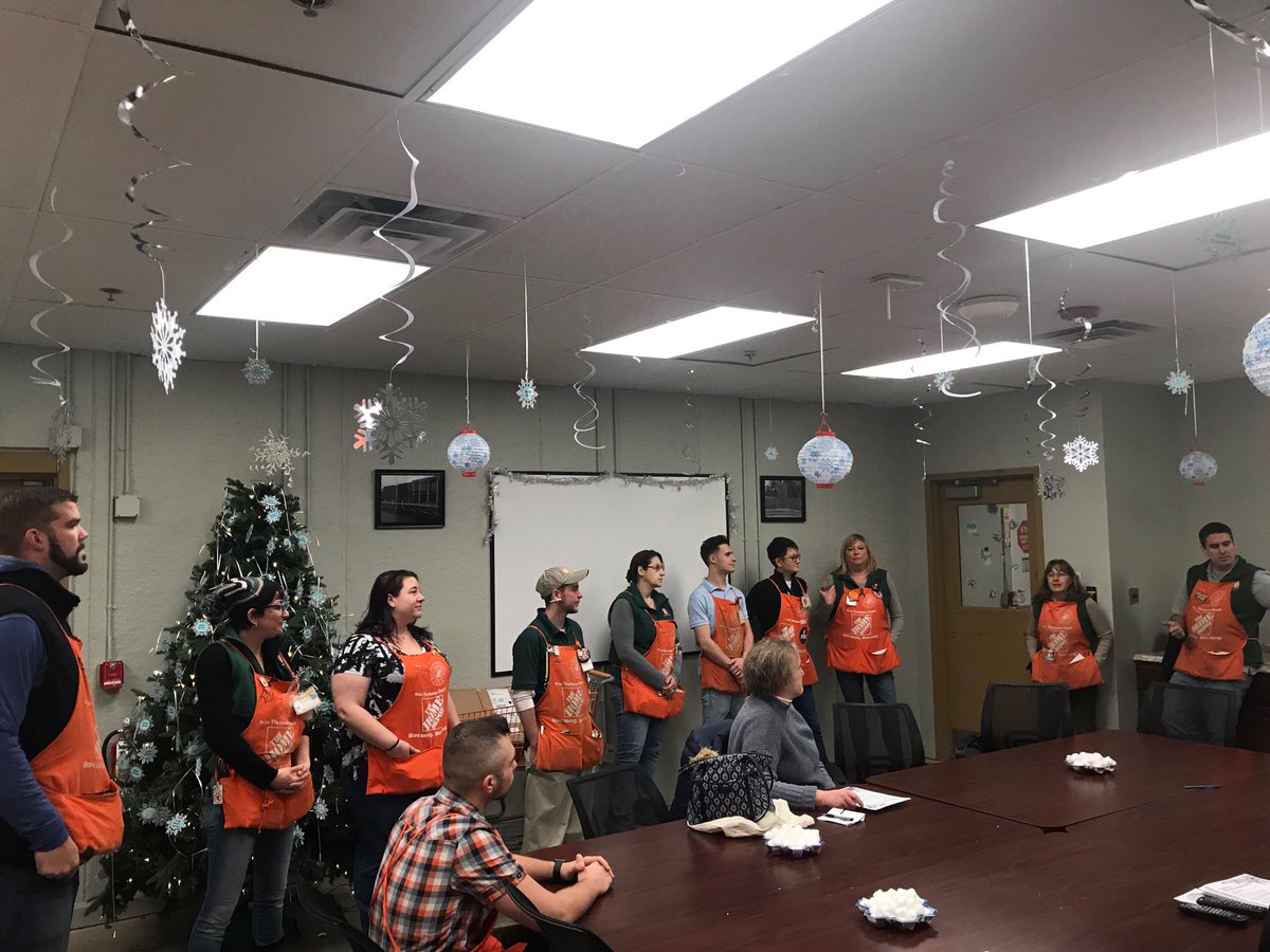 Our leadership team supporting our new family members during orientation today. Welcome! <a href="/CianciFran/">Frances Cianci</a> <a href="/hd3401/">LondonderryHD3401</a> <a href="/Kim_Rosengarten/">Kim Rosengarten</a> <a href="/SWhitehouse264/">Scott Whitehouse</a>