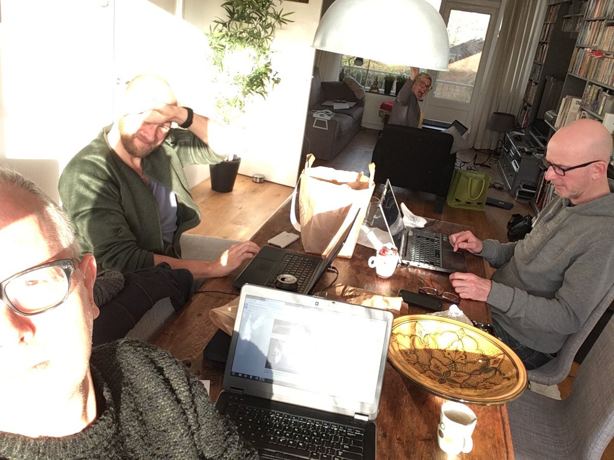 keesvanamstel's tweet photo. Eerste opname dagen nieuw seizoen met redactie #ditwashetnieuws zitten er op! #leukzonfototegendezonin #wordtleuk https://t.co/tJHZINZCeT