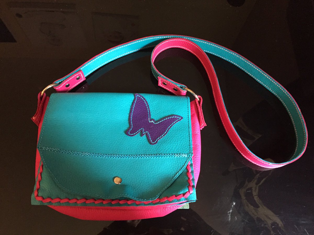 JewelleryBruce's tweet photo. Bespoke handmade/hand stitched leather bag 
17hrs work and 1500 stitches = 1 very happy customer ;) #handmade #bags #leather https://t.co/HOCPDtqhDm