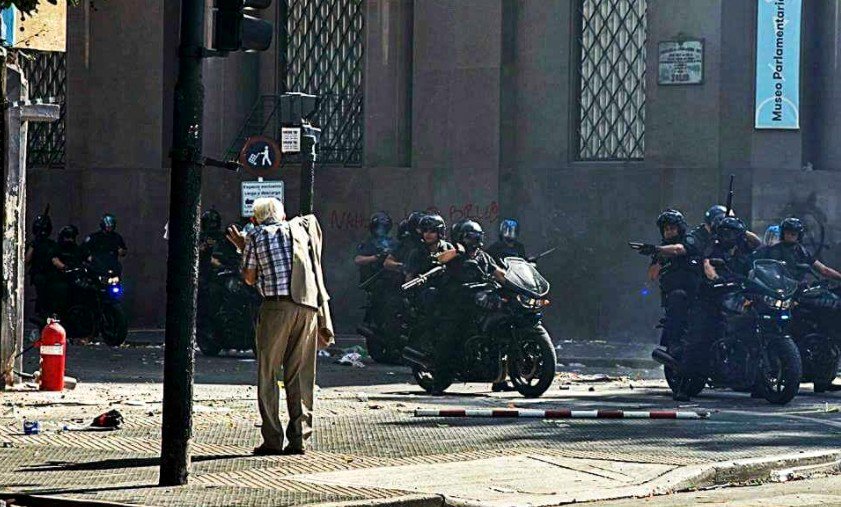 No, no es Venezuela, es Argentina.

Por eso no se ha hecho viral, no los has visto en La Patilla ni lo comentó Almagro. 

Tampoco lo envió al grupo la vecina que sólo escribe en contra del gobierno o pidiendo el clap.